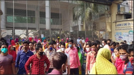টঙ্গিতে বেতনের দাবিতে লকডাউন ভেঙে পোশাক শ্রমিকদের বিক্ষোভ