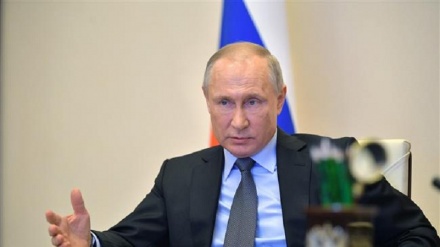 Menggoyah Kepemimpinan Putin Lewat Revolusi Warna