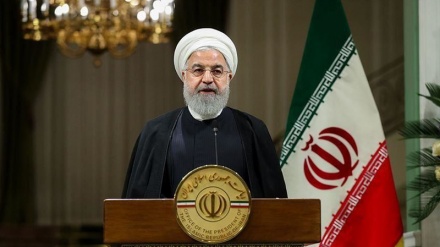 Presidenti iranian uron ditën e Ushtrisë së Republikës Islamike të Iranit: Ushtria mbron jetën e iranianëve