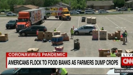 アメリカで、無料の食事配給所に人々が殺到