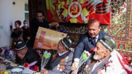 اهدای نشان به سربازان شرکت کننده در جنگ دوم جهانی در منطقه سغد