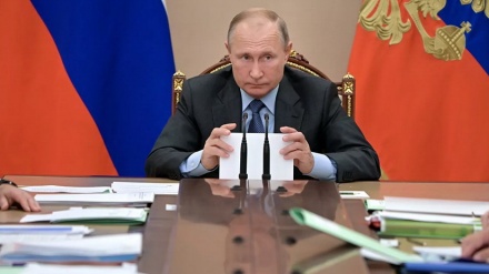 করোনা মোকাবিলায় সামরিক বাজেট ব্যবহারের নির্দেশ দিলেন পুতিন