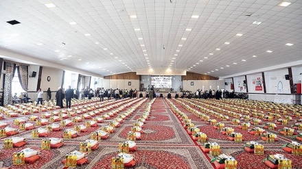 Pembagian Ribuan Paket Sembako di Mashhad