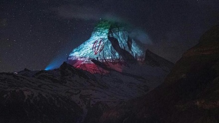 マッターホルンにイラン国旗が投影　