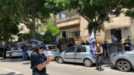  מוחים מול ביתו של אשכנזי נגד הצטרפותו לממשלת נתניהו