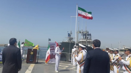 伊朗伊斯兰共和国的国旗高挂Jamaran本土驱逐舰