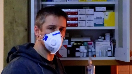 イギリスで、新型コロナ対策に8年前のマスクを配布