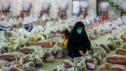 Pembagian 3.000 Paket Sembako di Kota Mobarakeh (2)