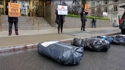 Critican a Trump con bolsas que asemejan a víctimas de COVID-19+Video