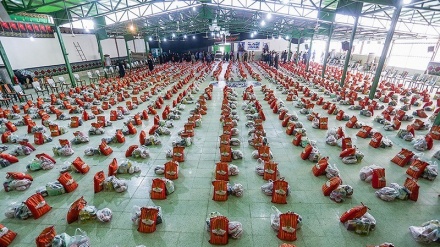 Pembagian 3.000 Paket Sembako di Kota Mobarakeh (1)