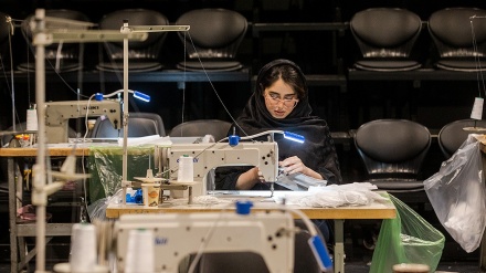 Seniman Iran Ubah Teater Jadi Tempat Produksi Masker