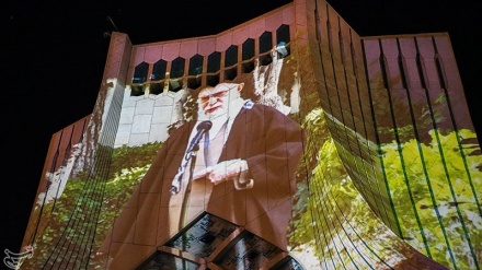 করোনা বিরোধী লড়াইয়ে জড়িত বিশ্বের দেশগুলোর প্রতি সংহতি প্রকাশ করল ইরান: আজাদি মিনারে ছবি ও কথা