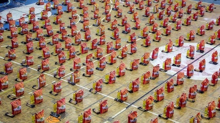 Pembagian Ribuan Paket  Sembako di Sanandaj (2)