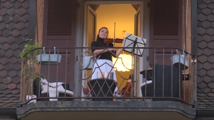 モルドバ生まれのバイオリニスト・コヌノバ氏が、自宅のベランダでコンサートを開催（動画）