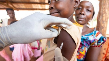 I test dei vaccini per il Covid-19 dei medici francesi sugli africani. Il culmine di una oscura storia della medicina occidentale in Africa