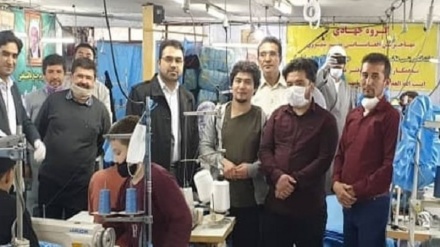 کمک افغانستانی‌ها برای تولید ماسک و گان برای بیماران کرونایی در ایران+عکس