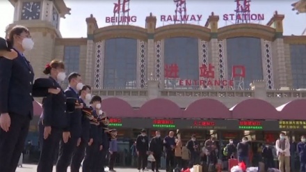 Chinos se detienen en homenaje a las víctimas del COVID-19+Video