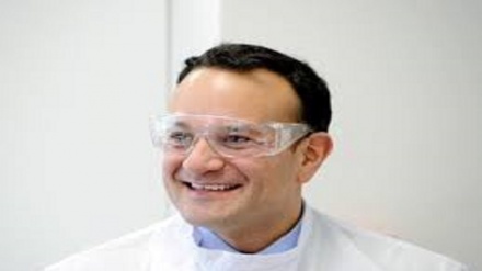 Irlanda, il premier Leo Varadkar tornerà a fare il medico in corsia 