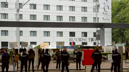 Svizzera, polizia blocca dimostrazione clima su sito Bernexpo