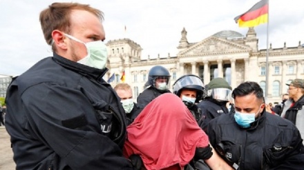 Европаликлар коронавирус чекловларига норозилик билдиришмоқда (видео)