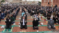 イランの一部のモスクで、断食明けの礼拝が実施