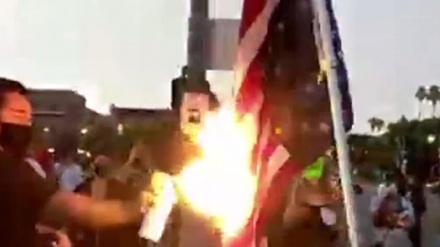 米大統領府前で黒人殺害に抗議　星条旗を燃やす（動画）　　