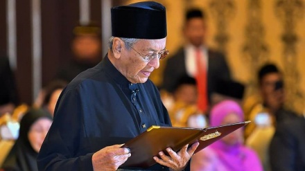 मलेशिया के पूर्व प्रधान मंत्री महातिर मोहम्मद को ख़ुद उनकी ही पार्टी से निकाल दिया गया