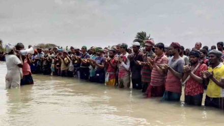 খুলনার কয়রায় হাঁটু পানিতে দাঁড়িয়ে ঈদুল ফিতরের নামাজ আদায়!