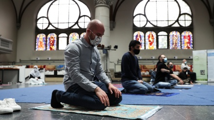 Muslims pray in Berlin church to respect social distancing rules