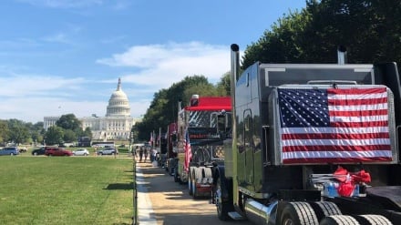Shoferët e kamionëve protestojnë me kamionë afër Shtëpisë së Bardhë