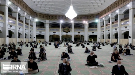 ラマザーンの聖なる夜に、イスラム教徒らが徹夜の祈祷