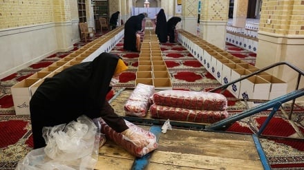  Pembagian 10.000 Paket Sembako di Qazvin (2)