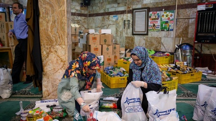 Tak Kenal Lelah, Warga Iran Saling Bantu Hadapi COVID-19 (1)