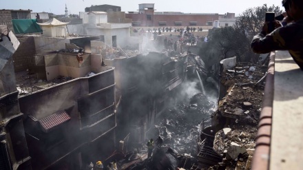 Sciagura in Pakistan, si schianta aereo: 3 superstiti, ma c'erano 100 persone a bordo