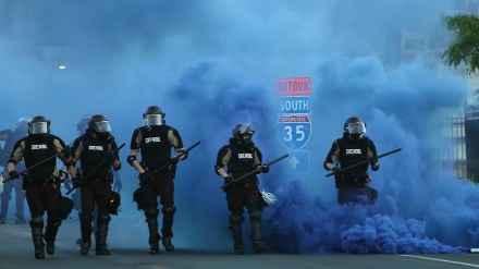 米ミネアポリスの暴動：警察が報道関係者にも催涙スプレー