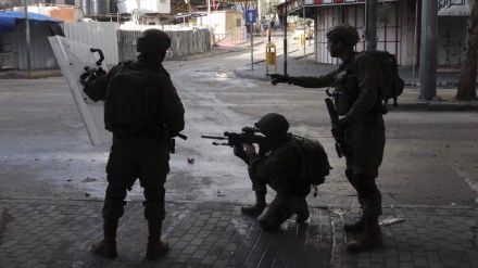 Israeli forces kidnap nearly two dozen Palestinians in dawn raids in West Bank, al-Quds