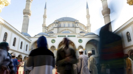 Baadhi ya Waislamu katika nchi za Mashariki na Magharibi mwa Afrika wasali Iddi leo