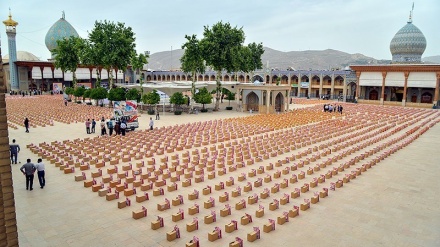 Pembagian 7.500 Paket Sembako di Fars (2)