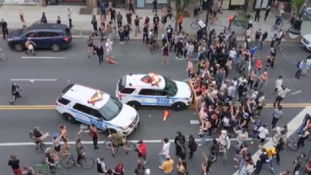 Полиция ходимлари автомобил билан Нью-Йоркдаги эътирозчиларни босиб ўтишди (видео)