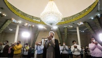 イランの一部のモスクで、断食明けの礼拝が実施