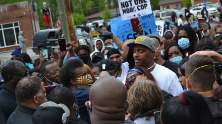 アメリカの警察が、黒人の抗議者を攻撃