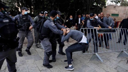 Zionist forces shoot, injure two Palestinian men over alleged stabbing attack