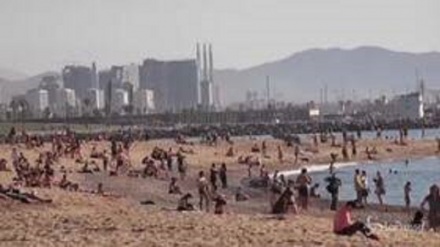 Spagna, Barcellona: in spiaggia come se il virus non ci fosse