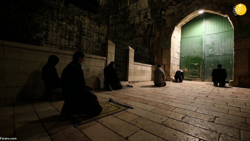 Orang-orang Palestina mendirikan shalat di luar Masjid al-Aqsa dengan menjaga jarak di tengah pandemi Corona.
