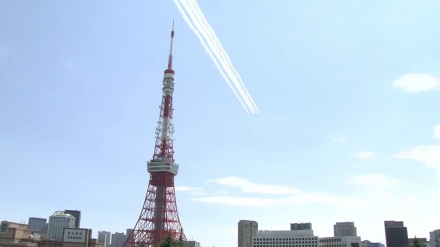 ブルーインパルスが飛行　医療従事者に感謝（動画）