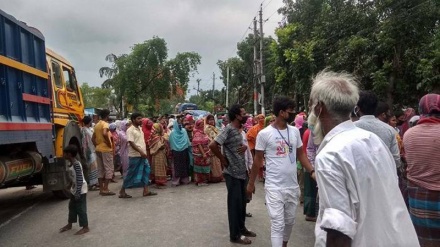 ত্রাণের দাবিতে দিনাজপুরে অবরোধ, বরগুনায় মৃতের নামে চাল উঠিয়ে ডিলারের আত্মসাৎ
