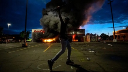 Ancora proteste a Minneapolis, polizia violenta contro i manifestanti