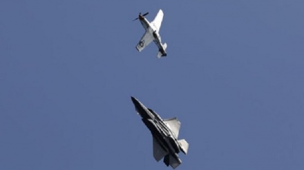 美军两架B-1B轰炸机飞入日本