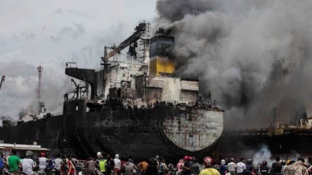 インドネシア港湾でタンカーが爆発、炎上