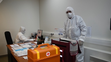 کمک مالی پزشک بازنشسته تاجیک به ستاد مقابله با کرونا 